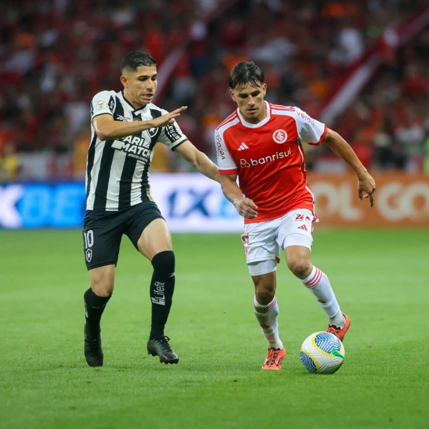 Bernabei em ação em jogo contra o Botafogo pelo Inter no Brasileirão 2024 foto Ricardo Duarte SC Internacional