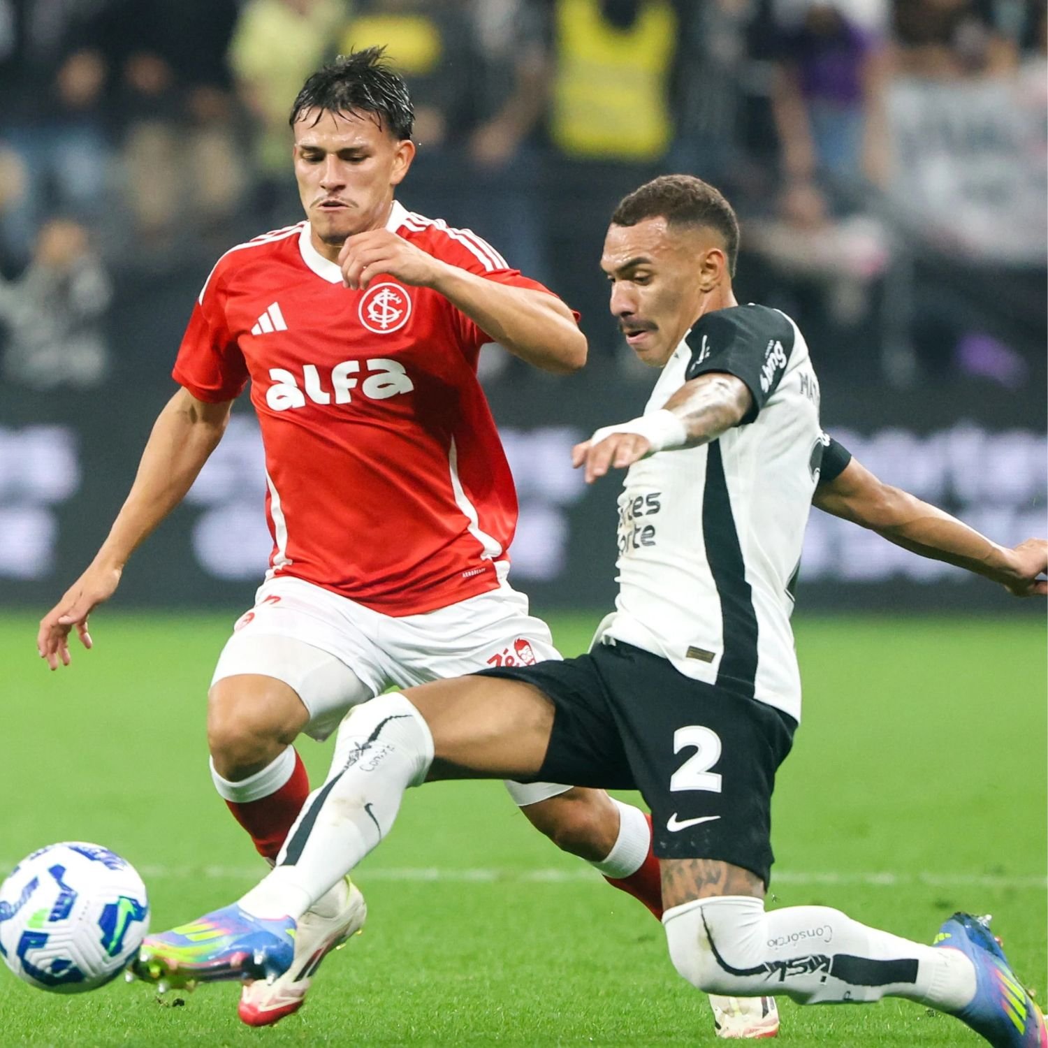 Bernabei em disputa de bola no jogo Corinthians x Internacional pelo Brasileirão 2025 Foto: Ricardo Duarte SC Internacional