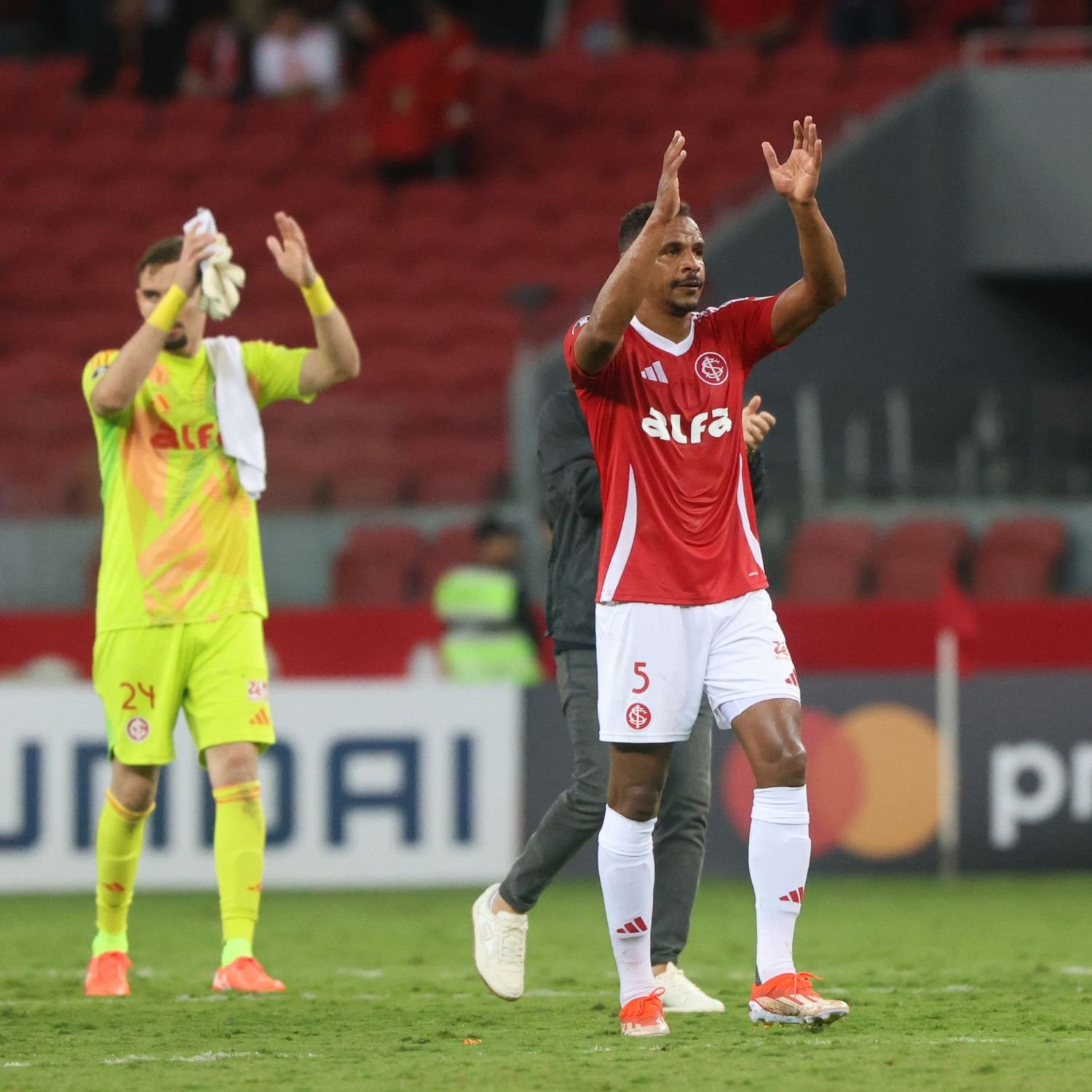 Fernando marcou o gol de empate no duelo Internacional x Nacional-URU na Liberrtadores 2025