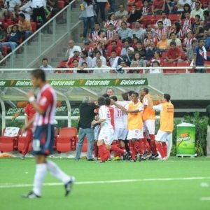 Jogadores comemorando o gol em Chivas 1x2 Inter final da libertadores 2010 Foto Site GZH
